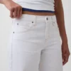Jeans a vita bassa dal taglio a barilotto