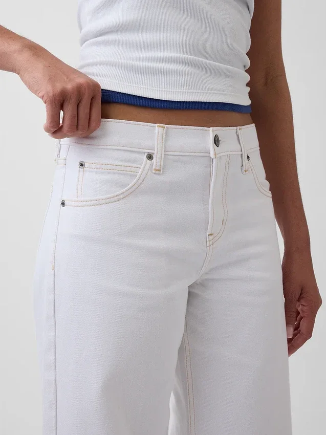 Jeans a vita bassa dal taglio a barilotto