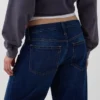 Jeans a vita bassa dal taglio a barilotto