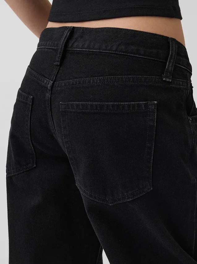 Jeans a vita bassa dal taglio a barilotto