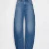 Jeans a vita bassa dal taglio a barilotto