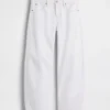 Jeans a vita bassa dal taglio a barilotto