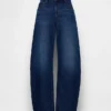 Jeans a vita bassa dal taglio a barilotto