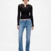 Jeans a vita bassa, dal taglio lungo e aderente, con orlo a spacco