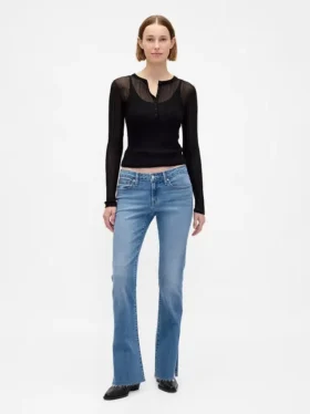 Jeans a vita bassa, dal taglio lungo e aderente, con orlo a spacco