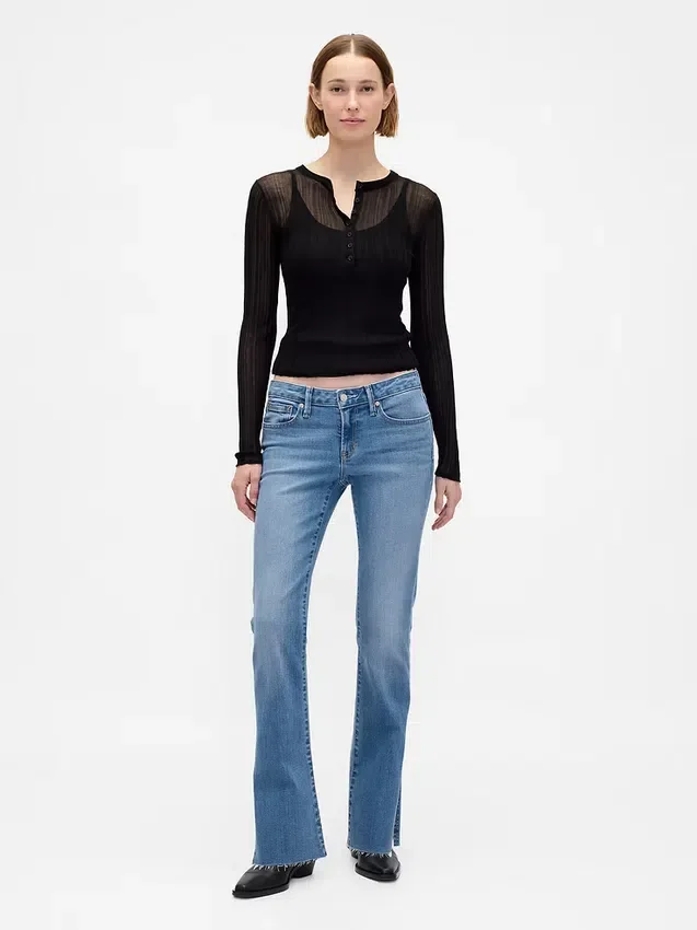 Jeans a vita bassa, dal taglio lungo e aderente, con orlo a spacco