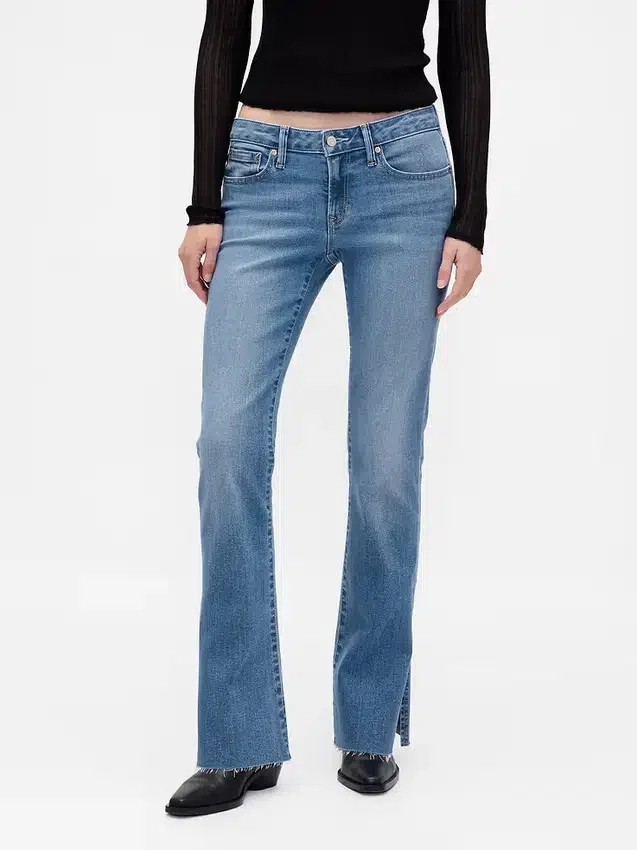 Jeans a vita bassa, dal taglio lungo e aderente, con orlo a spacco