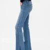 Jeans a vita bassa, dal taglio lungo e aderente, con orlo a spacco