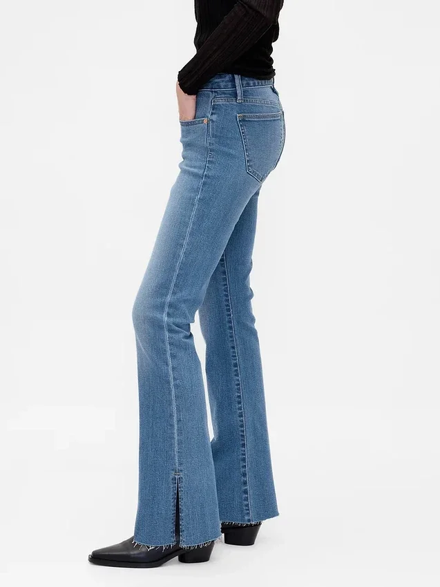 Jeans a vita bassa, dal taglio lungo e aderente, con orlo a spacco