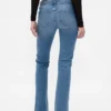 Jeans a vita bassa, dal taglio lungo e aderente, con orlo a spacco