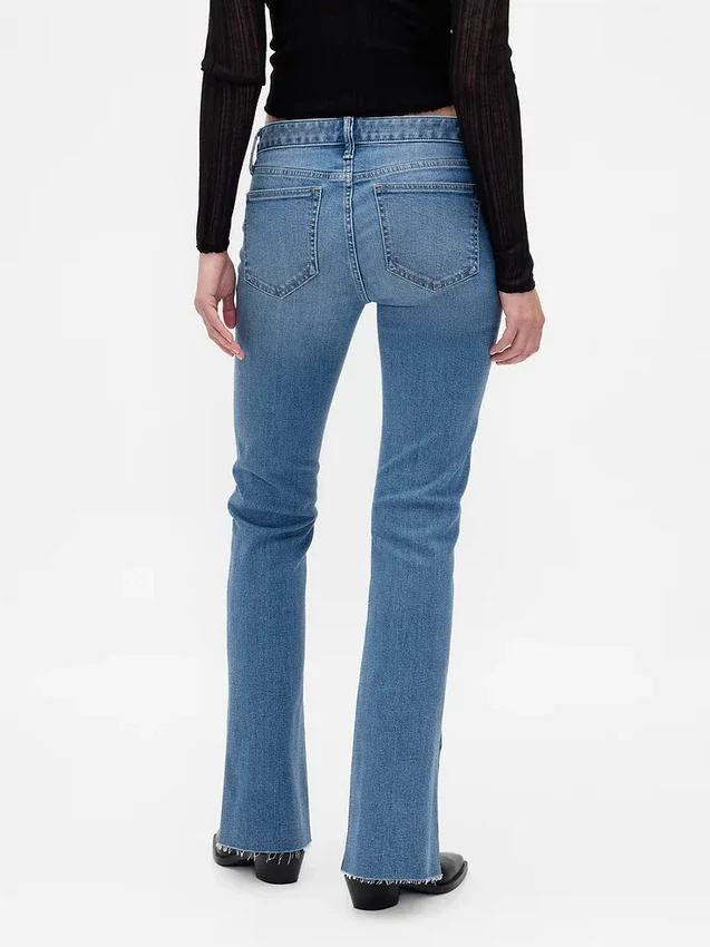 Jeans a vita bassa, dal taglio lungo e aderente, con orlo a spacco