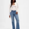 Jeans a vita bassa, dal taglio lungo e aderente, con orlo a spacco
