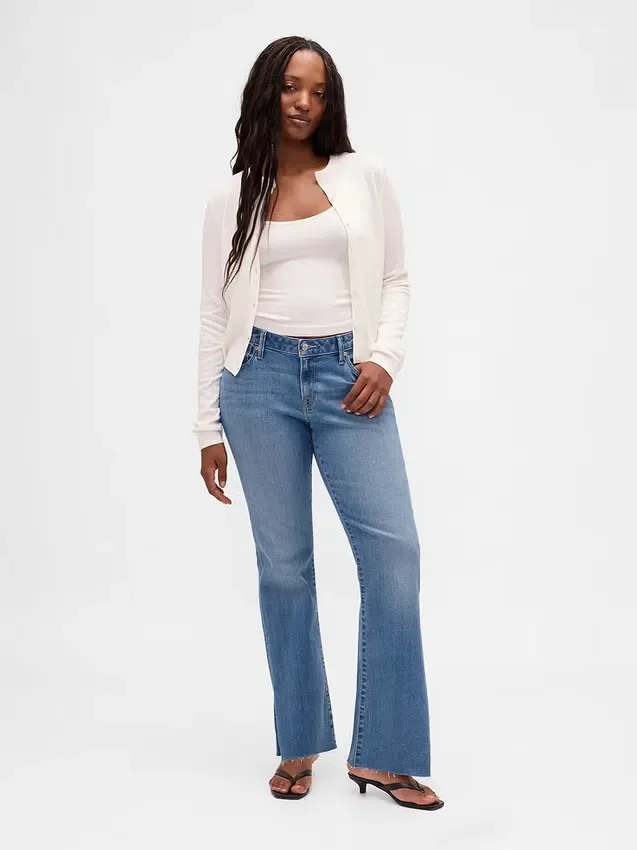 Jeans a vita bassa, dal taglio lungo e aderente, con orlo a spacco