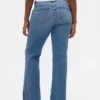Jeans a vita bassa, dal taglio lungo e aderente, con orlo a spacco