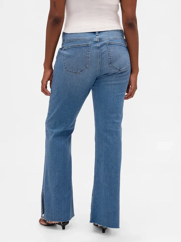 Jeans a vita bassa, dal taglio lungo e aderente, con orlo a spacco