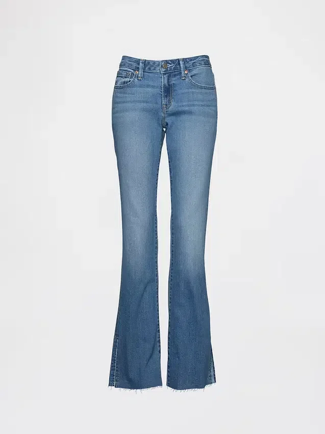 Jeans a vita bassa, dal taglio lungo e aderente, con orlo a spacco