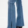 Jeans a vita bassa, dal taglio lungo e aderente, con orlo a spacco