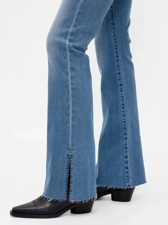 Jeans a vita bassa, dal taglio lungo e aderente, con orlo a spacco