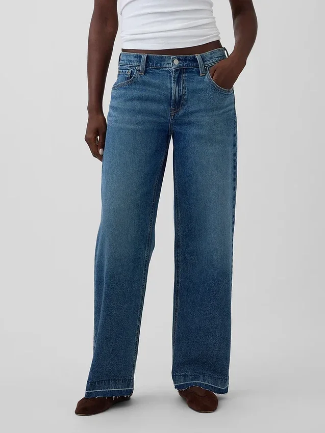 Jeans a vita bassa e dal taglio ampio in stile anni ’90