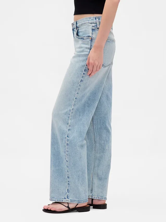 Jeans a vita bassa e dal taglio ampio in stile anni ’90
