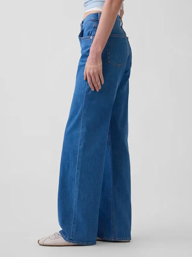 Jeans a vita bassa e dal taglio ampio in stile anni ’90