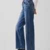 Jeans a vita bassa e dal taglio ampio in stile anni ’90