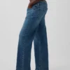 Jeans a vita bassa e dal taglio ampio in stile anni ’90