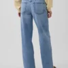 Jeans a vita bassa e dal taglio ampio in stile anni ’90