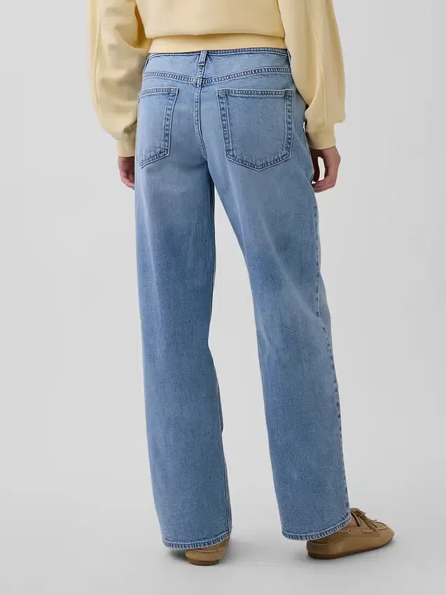 Jeans a vita bassa e dal taglio ampio in stile anni ’90