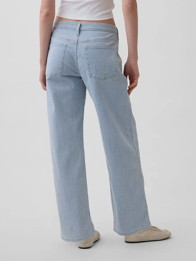 Jeans a vita bassa e dal taglio ampio in stile anni ’90