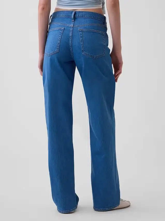 Jeans a vita bassa e dal taglio ampio in stile anni ’90