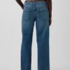 Jeans a vita bassa e dal taglio ampio in stile anni ’90
