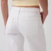 Jeans a vita bassa e dal taglio ampio in stile anni ’90