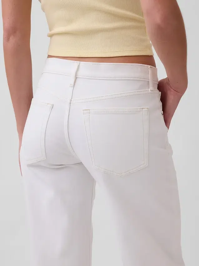Jeans a vita bassa e dal taglio ampio in stile anni ’90