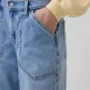 Jeans a vita bassa e dal taglio ampio in stile anni ’90