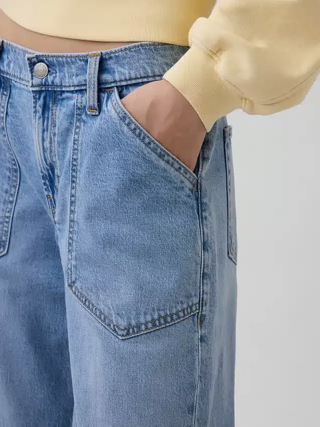 Jeans a vita bassa e dal taglio ampio in stile anni ’90