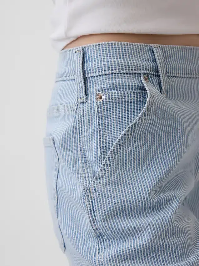 Jeans a vita bassa e dal taglio ampio in stile anni ’90