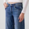 Jeans a vita bassa e dal taglio ampio in stile anni ’90