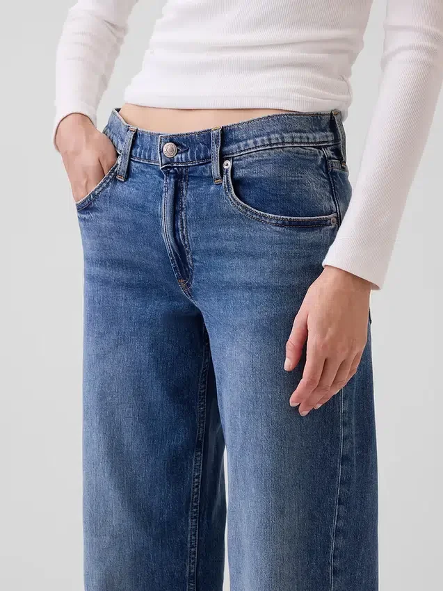Jeans a vita bassa e dal taglio ampio in stile anni ’90