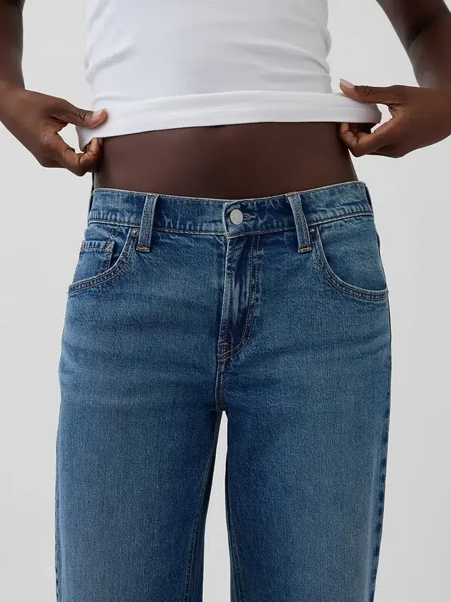 Jeans a vita bassa e dal taglio ampio in stile anni ’90