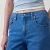 Jeans a vita bassa e dal taglio ampio in stile anni ’90