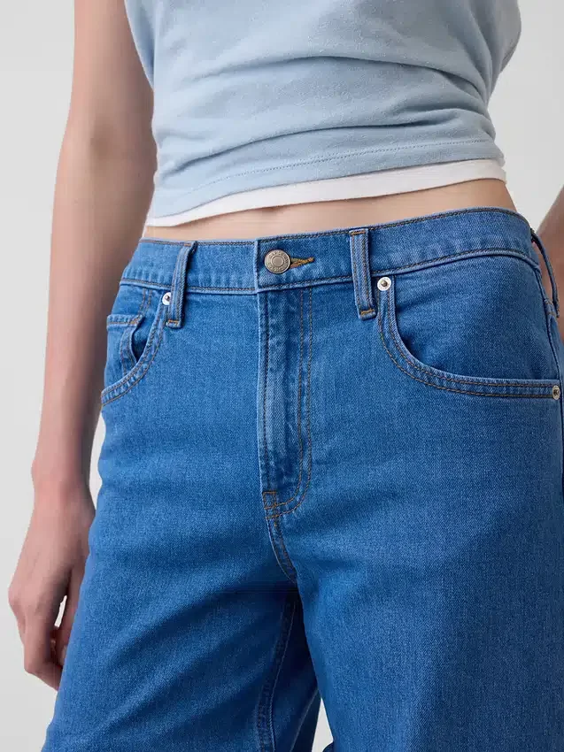 Jeans a vita bassa e dal taglio ampio in stile anni ’90