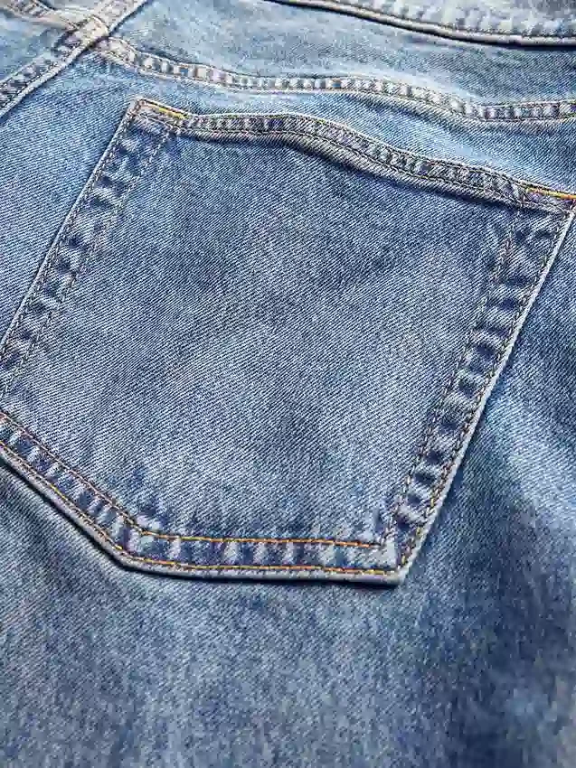 Jeans a vita bassa e dal taglio ampio in stile anni ’90