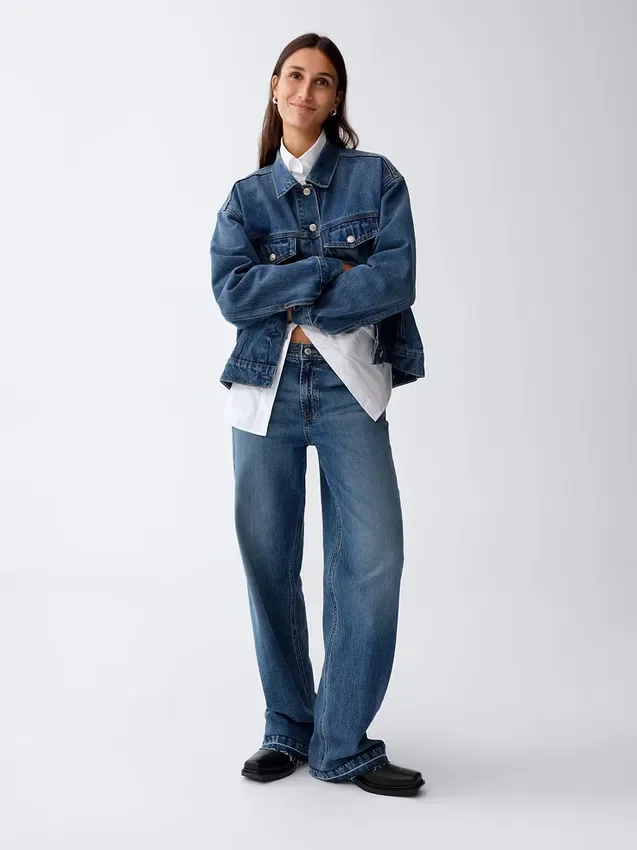 Jeans a vita bassa e dal taglio ampio in stile anni ’90