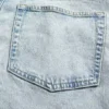 Jeans a vita bassa e dal taglio ampio in stile anni ’90