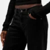 Jeans a vita bassa e dal taglio ampio in stile anni ’90