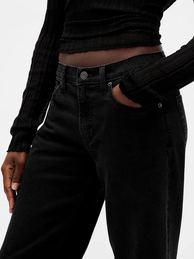Jeans a vita bassa e dal taglio ampio in stile anni ’90
