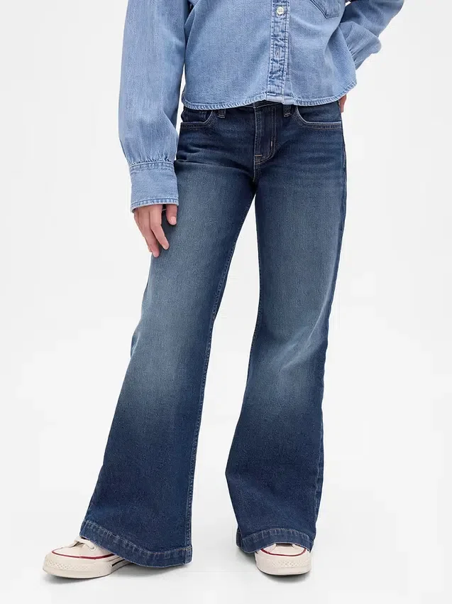 Jeans a vita bassa e gamba svasata per bambini