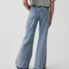 Jeans a vita bassa e gamba svasata per bambini
