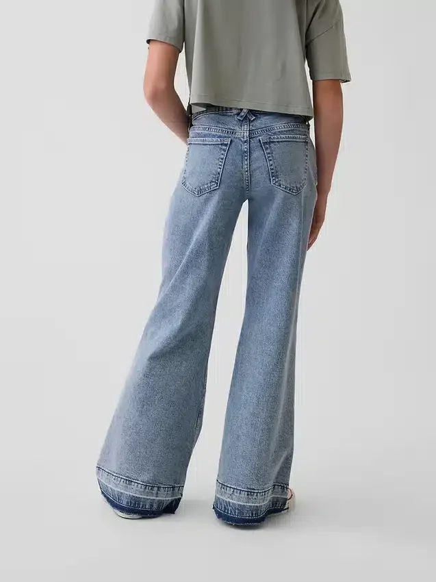 Jeans a vita bassa e gamba svasata per bambini